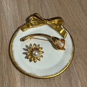 Vintage Gold Tone Flower Brooch Set